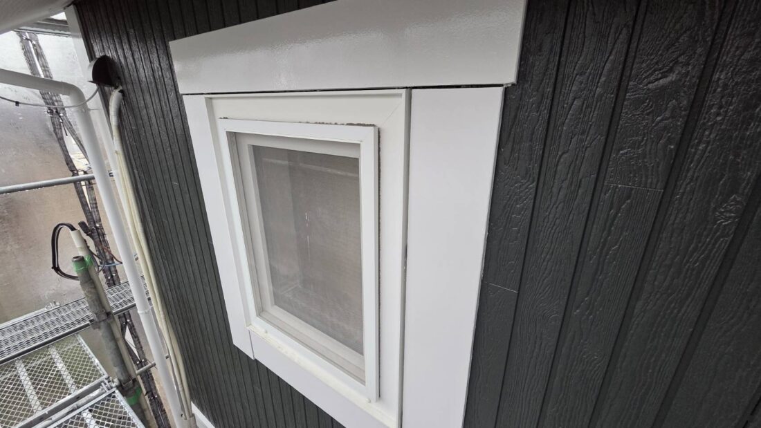 窓廻り化粧枠　上塗り完了