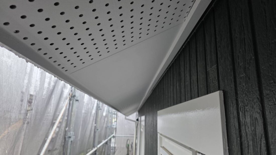 軒天塗装　上塗り完了