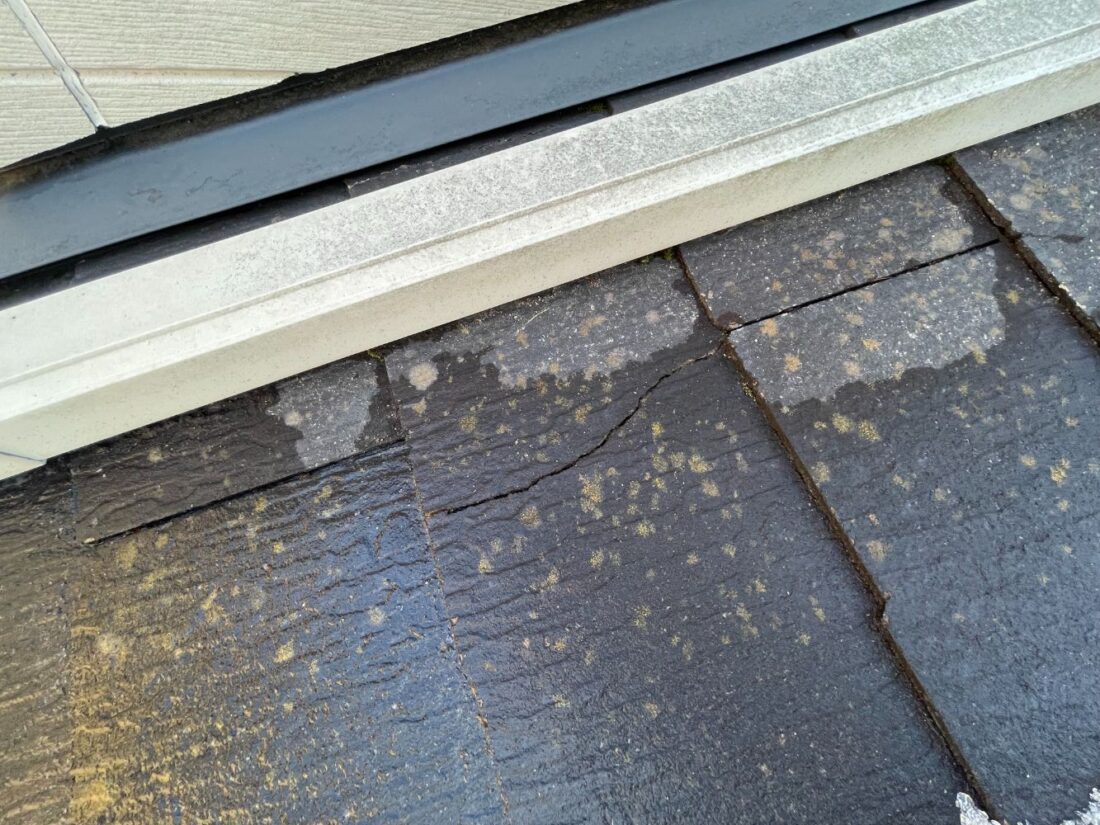 【屋根】部分的：ひび割れ有り