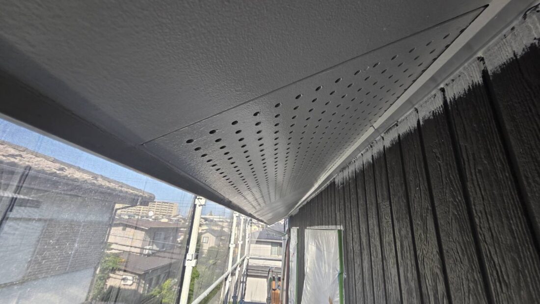 軒天塗装　中塗り完了