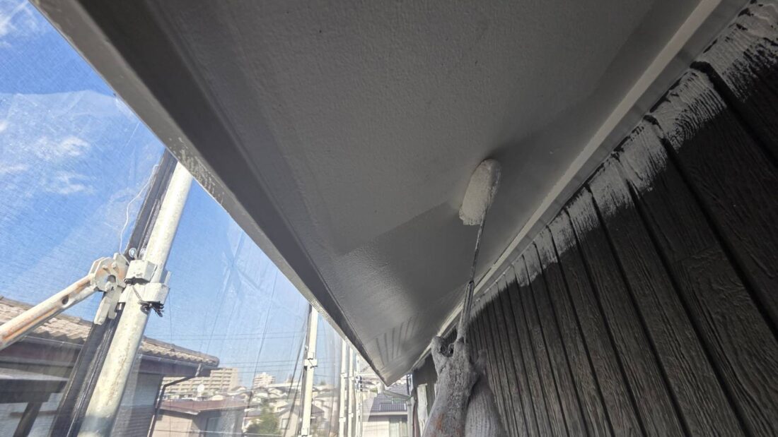 軒天塗装　中塗り