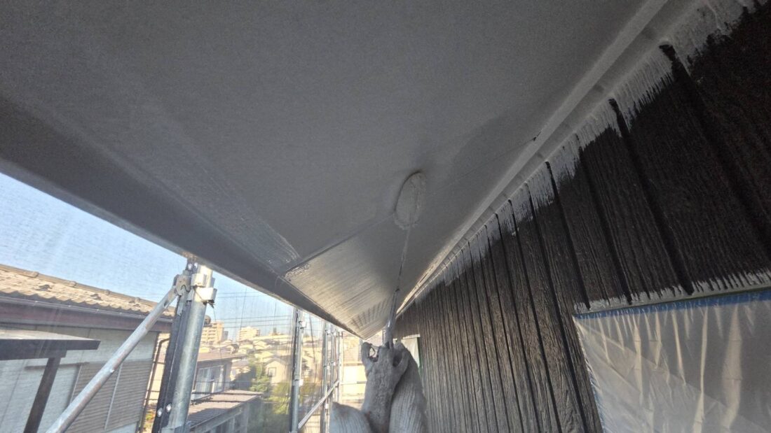 軒天塗装　上塗り