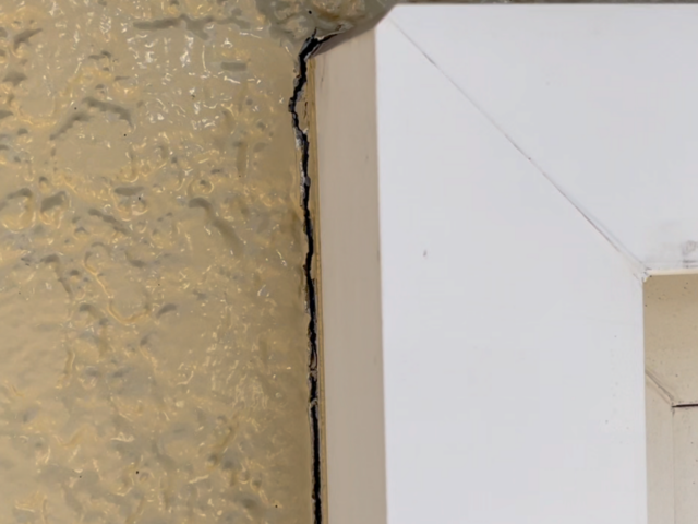 モルタル外壁の隠れた「致命傷」：サッシ廻りの隙間と適切なメンテナンス