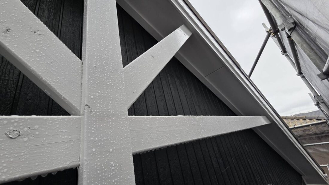 窓廻り化粧枠　上塗り完了